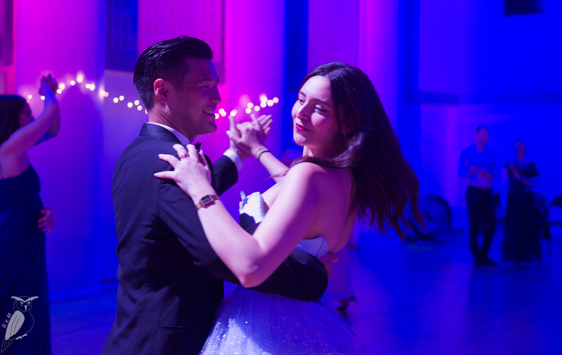 Valse sous les lumières violettes