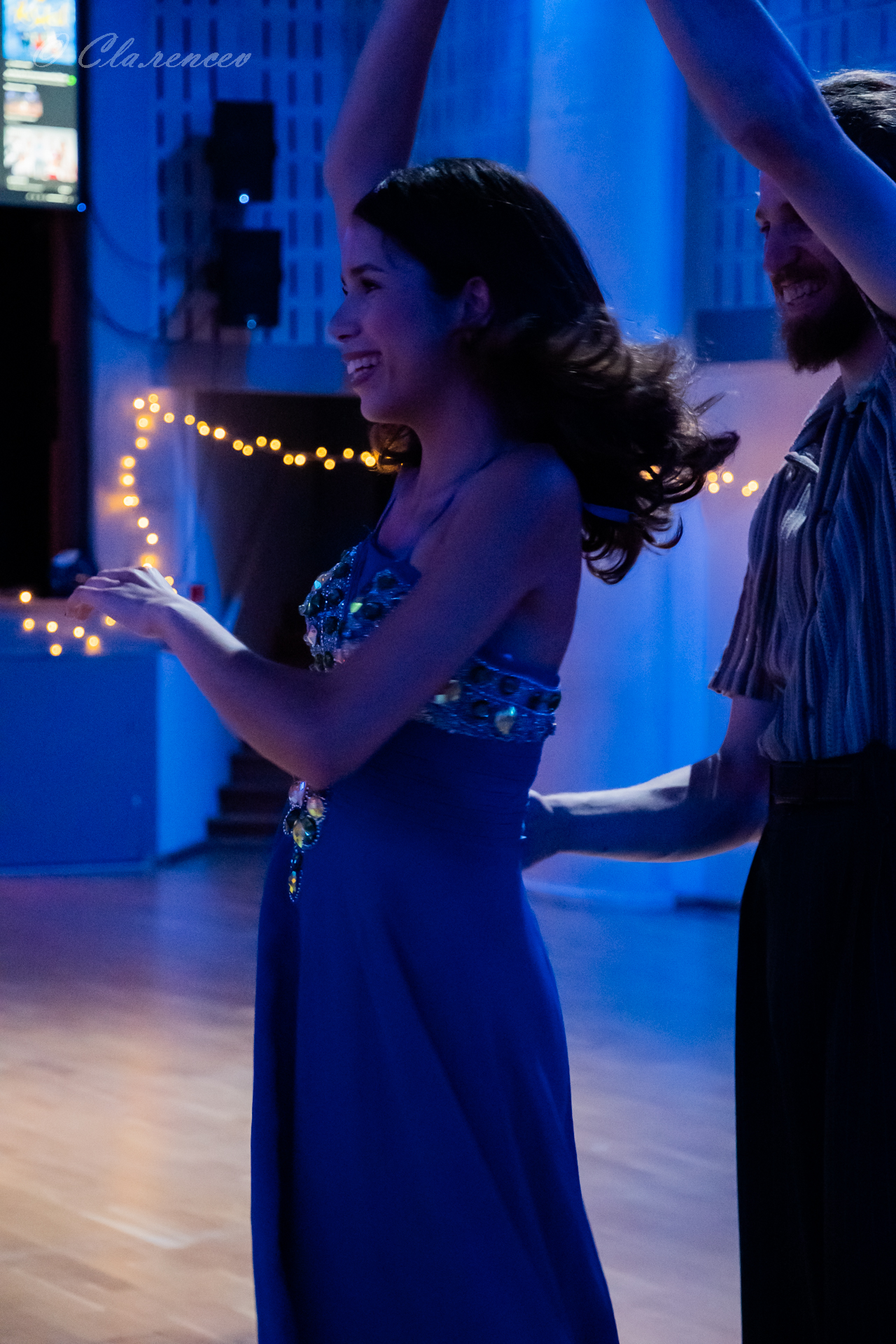 Robe bleu nuit sous les guirlandes