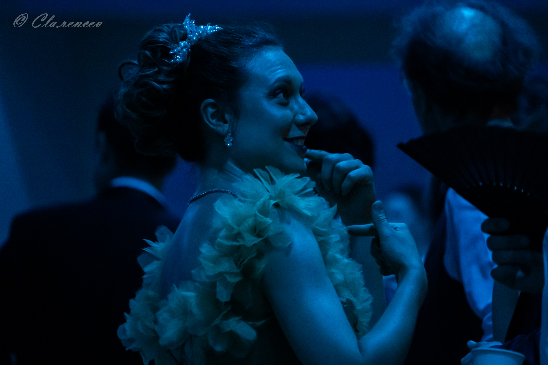 Sourire sous les lumières bleues