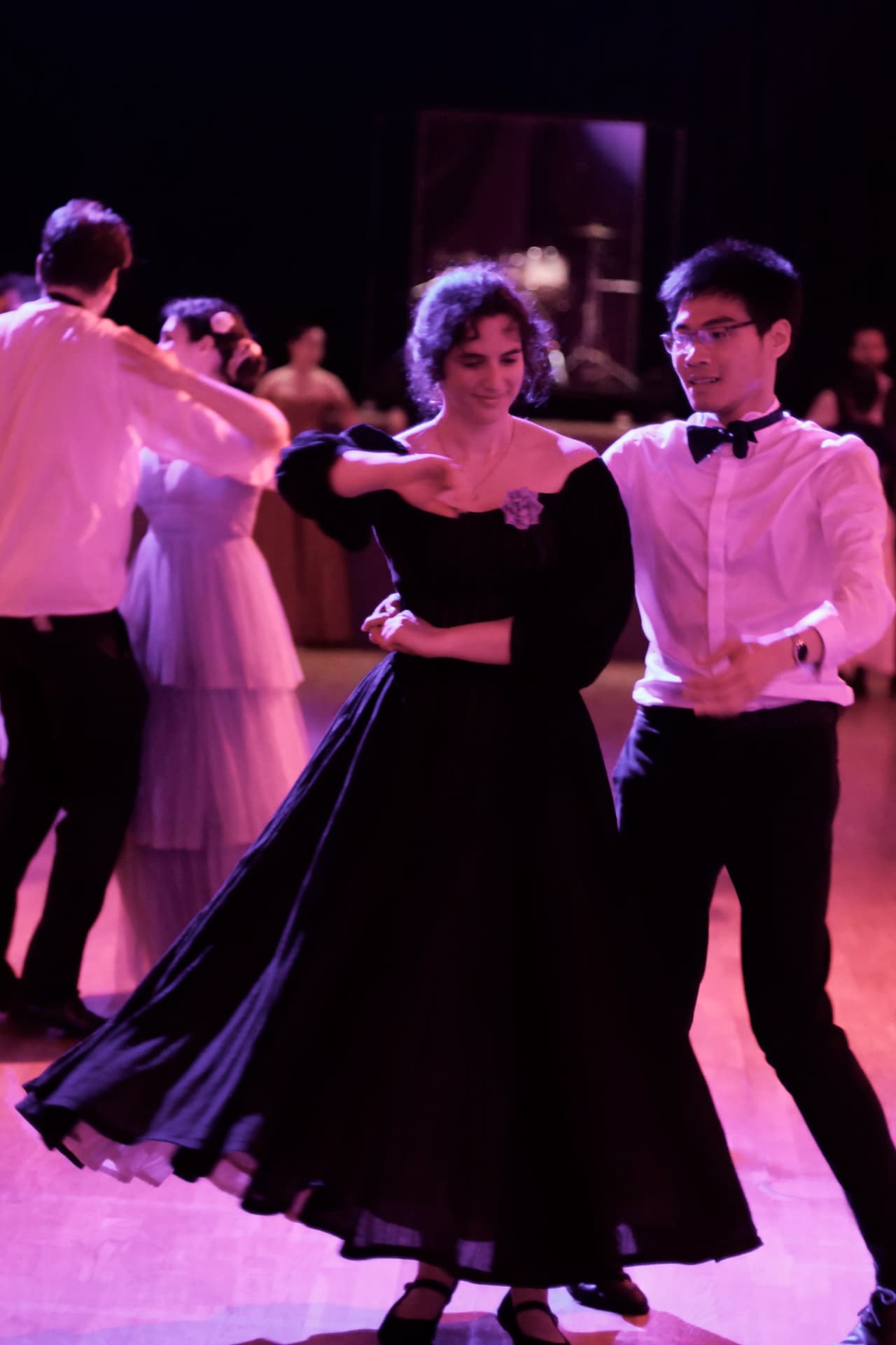 Robe noire en mouvement